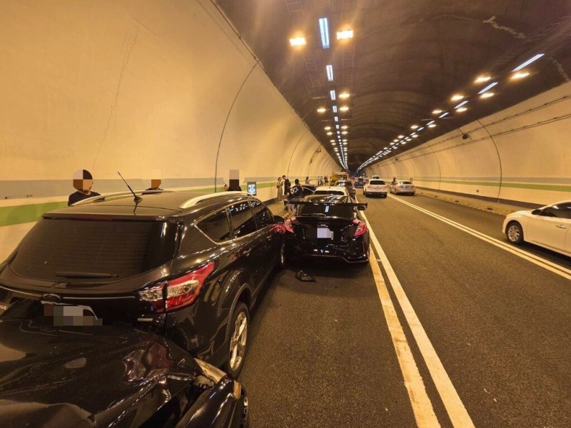 國道3號中寮隧道28日上午發生9車事故，一度造成車流回堵，幸無人員受傷受困，經公路警察大隊派員處理，約1小時排除事故並恢復全線通車。（國道公路警察局第五公路警察大隊提供）中央社記者張已亷傳真  114年6月28日   