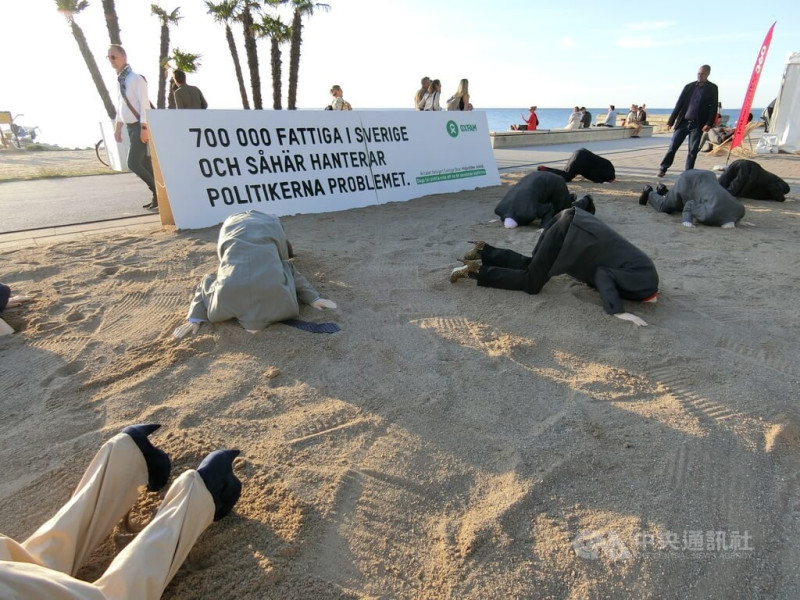 阿爾梅道週是瑞典最重要的政治性大型活動,吸引從事政治相關工作的團體與個人參與。圖為樂施會(Oxfam)設置的裝置藝術,諷刺政治人物對瑞典貧窮問題視而不見。中央社記者辜泳秝哥特蘭島攝 114年6月28日