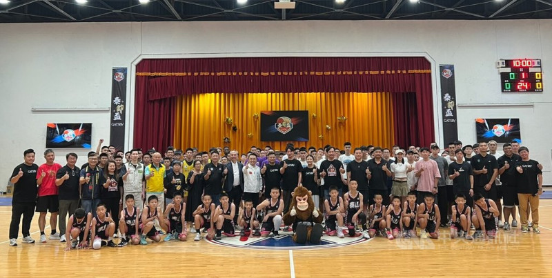 邁入第3屆的「泰帥盃高中籃球賽」28日在新北市泰山高中舉行開幕典禮，共有8支HBL勁旅同場較勁。中央社記者陳容琛攝  114年6月28日   