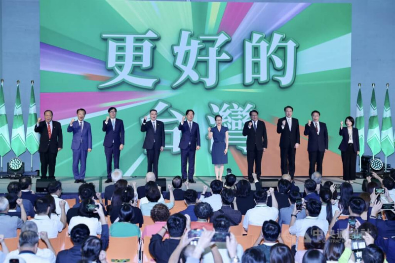 民進黨28日下午在台北舉行第21屆第2次全國黨員代表大會，主軸為「更好的民主，更好的台灣」，總統賴清德（左5）、副總統蕭美琴（右5）及行政院長卓榮泰（左4）與黨籍縣市長在舞台上高呼口號，團結士氣。   圖:中央社提供