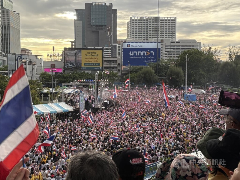 泰國總理貝東塔和柬埔寨前總理洪森關於邊境爭議的錄音對話外流後引起眾怒，上萬民眾28日集結在勝利紀念碑周圍，要求總理貝東塔辭職下台。   圖:中央社提供