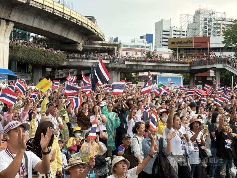 泰國總理貝東塔和柬埔寨前總理洪森關於邊境爭議的錄音對話外流後引起眾怒,大批民眾28日集結在勝利紀念碑周圍,手舉泰國國旗要政府保護泰國國土主權。 圖:中央社提供