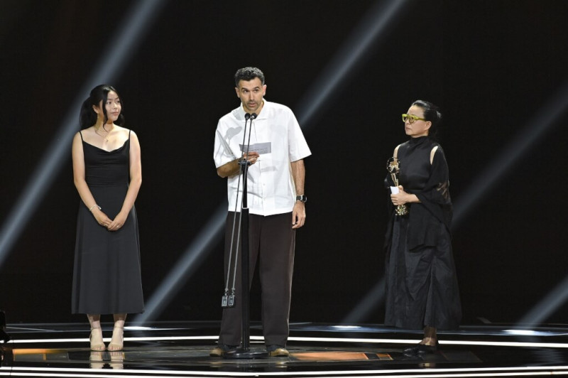 已故歌手方大同的摯友（中）28日代領金曲獎評審團獎時分享，方大同曾說「音樂給我很多，我也想還給音樂什麼」，他的天籟之音將如同他的歌詞一樣「依然存在」。（台視提供）   