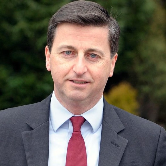 英國商業暨貿易部主責貿易政策與經濟安全的副大臣亞歷山大（Douglas Alexander）。   圖/取自Douglas Alexander MP for Lothian East臉書粉專