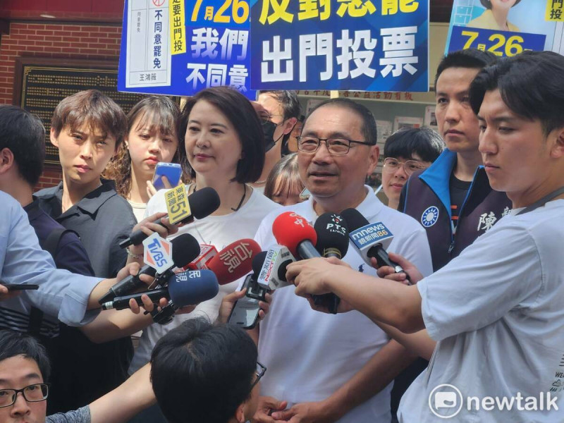 新北市長侯友宜陪同國民黨立委王鴻薇掃街，宣傳反罷免。   圖：黃建豪/攝