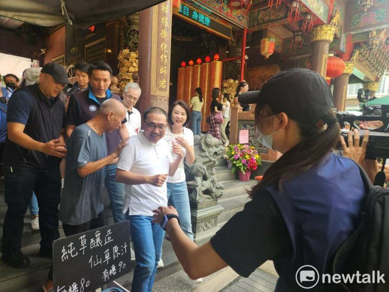 新北市長侯友宜陪同國民黨立委王鴻薇掃街,宣傳反罷免。 圖:黃建豪/攝