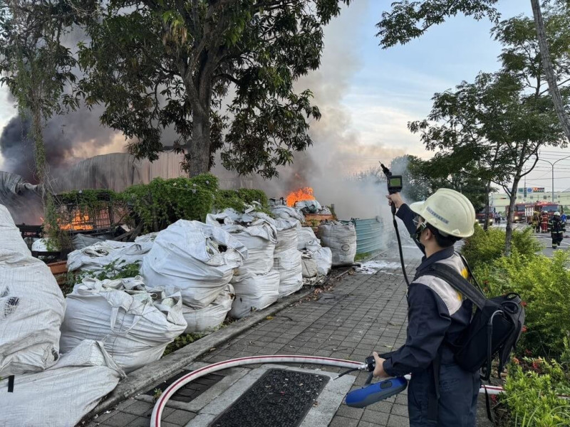 高雄市岡山區一間資源回收廠堆置塑膠29日清晨起火，消防局獲報立即出動人車到場救援，幸無人員受傷受困。（高雄市環保局提供）中央社記者張已亷傳真  114年6月29日   