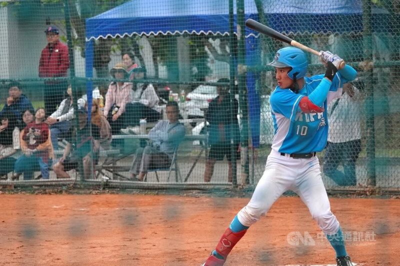 穀保家商外野手左打劉承佑(右)打擊能力是本屆野手前段班,也被認為是中職選秀首輪熱門。圖為劉承佑4月4日U18東岸聯盟棒球賽出賽畫面。中央社記者謝靜雯攝 114年6月29日