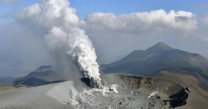 日本鹿兒島縣與宮崎縣交界的霧島連山「新燃岳」火山，事隔7年後22日再首度噴發。示意圖。（翻攝自pixabay）   