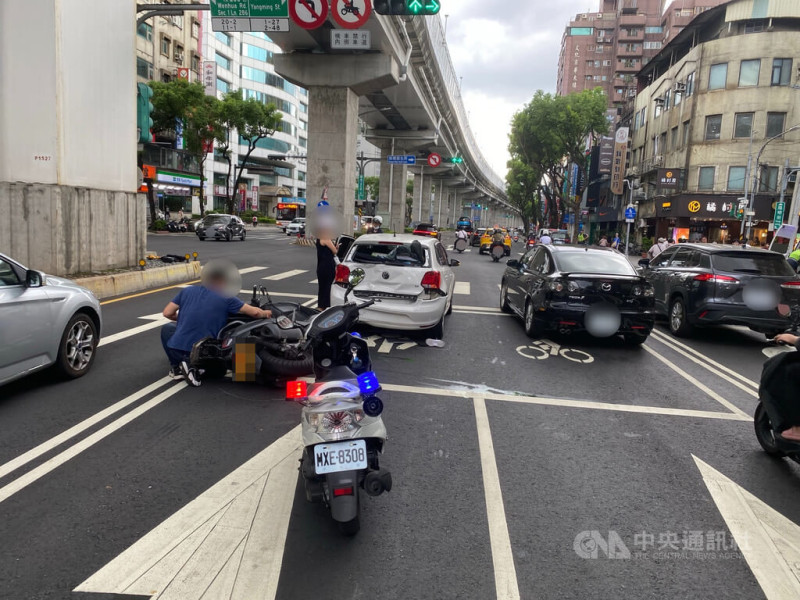 蔡姓男子28日下午騎黃牌重機載妻子及子女，行經新北市板橋區文化路2段與陽明街口時，不慎撞上前方停等紅燈的自小客車。（翻攝照片）中央社記者王鴻國傳真  114年6月29日   