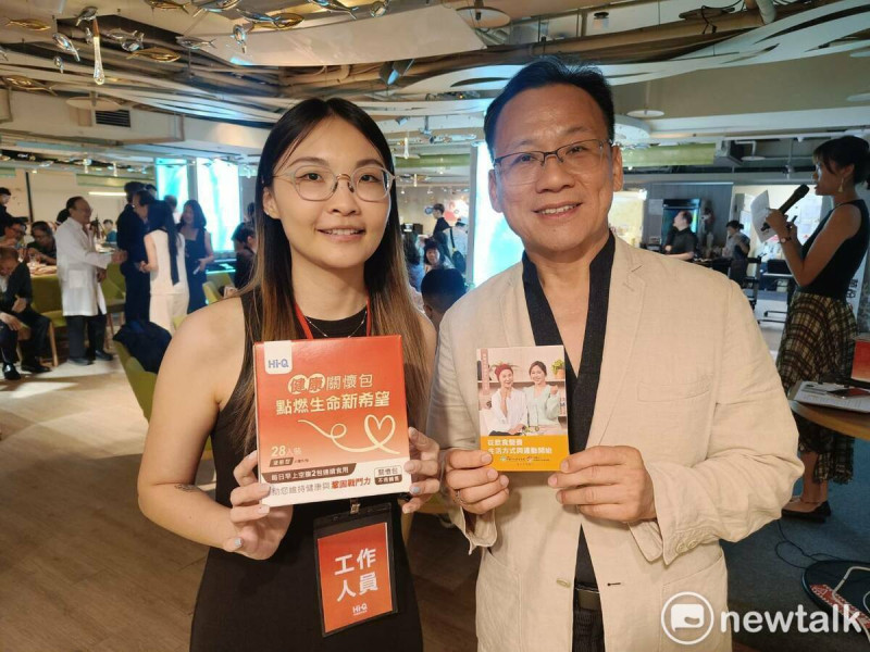 「1萬份愛.1萬個勇氣」包括價值4000元的關懷包及《防癌新生活手冊》。 圖:唐復年/攝