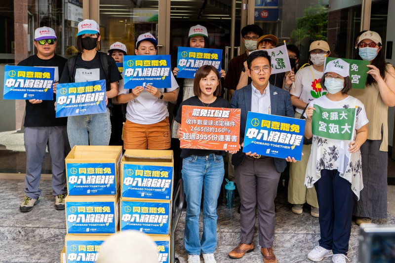 「ㄧ罷擊臣」今日現身選委會補件 3,955 份連署書，超過法定門檻 2,465 份。   圖：擷取自「ㄧ罷擊臣 - 罷免江啟臣」粉專