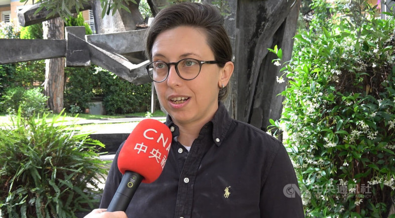 義大利頁報資深記者龐皮利(Giulia Pompili)接受中央社訪問,談到義大利退出一帶一路的經過與影響。 圖:中央社 義大利頁報資深記者龐皮利(Giulia Pompili)接受中央社訪問,談到義大利退出一帶一路的經過與影響。 圖:中央社