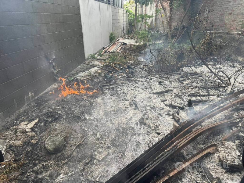 台中市政府消防局29日下午獲報，大甲區水源路一處空地發生火警，到場發現為堆放的廢棄物起火燃燒，1名男子多處燒燙傷、意識不清；另有1名女性不適，預防性送醫檢查。（翻攝照片）中央社記者蘇木春傳真  114年6月29日   