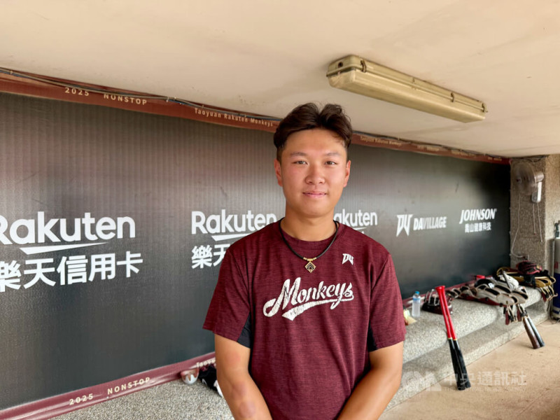 中華職棒樂天桃猿隊18歲內野手游承勳（圖）26日升上一軍，第2打席生涯首安出爐，他笑說，雖然是鳥安，但首安打出來後有壓力釋放的感覺，紀念球也有收回來留作紀念。中央社記者謝靜雯攝  114年6月29日   