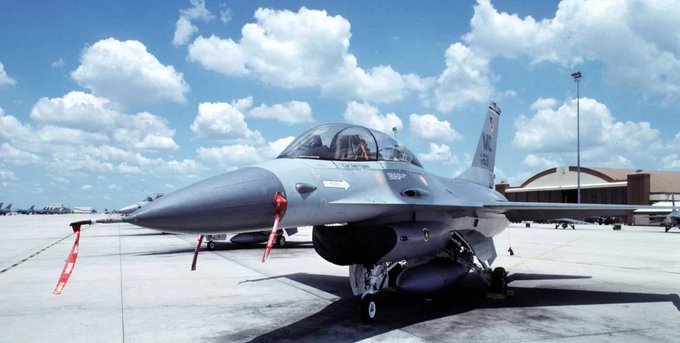 一架執行攔截任務的烏克蘭 F‑16 戰機在返航時墜毀,機師殉職。 圖:翻攝自 X 一架執行攔截任務的烏克蘭 F‑16 戰機在返航時墜毀,機師殉職。 圖:翻攝自 X
