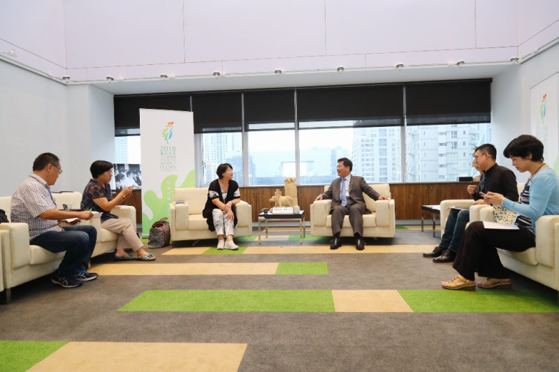 台中市長林佳龍（右三）接受《新頭殼》專訪。   圖：台中市政府/提供