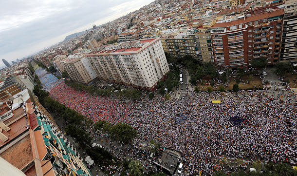 加泰隆尼亞要求獨立聲浪不斷，圖為2015年巴塞隆納50萬示威群眾要求獨立建國。      圖：達志影像/路透社資料照片