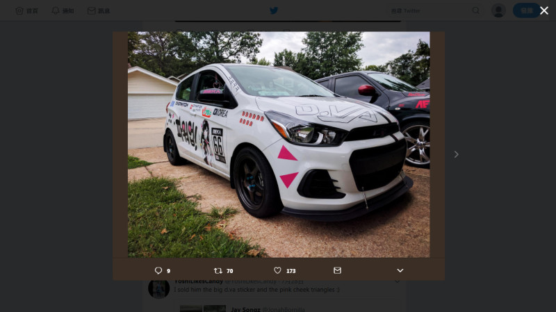 粉絲間常見「痛車」、也就是彩繪車殼的行為，不過改內裝倒是第一次見到。   圖 : 翻攝自YoshiLikesCandy推特