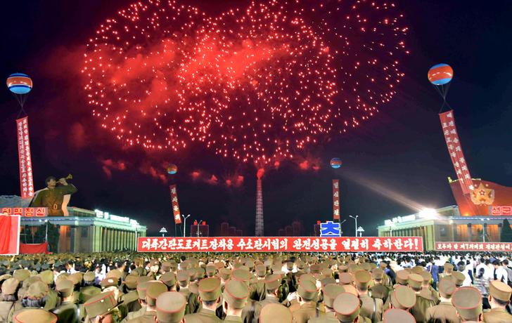 北韓日前成功試爆氫彈，震驚國際，川習昨晚再次熱線討論因應，圖為北韓中央通信社(KCNA)6日發布的民眾慶祝和施放煙火照片。   圖：達志影像／路透社