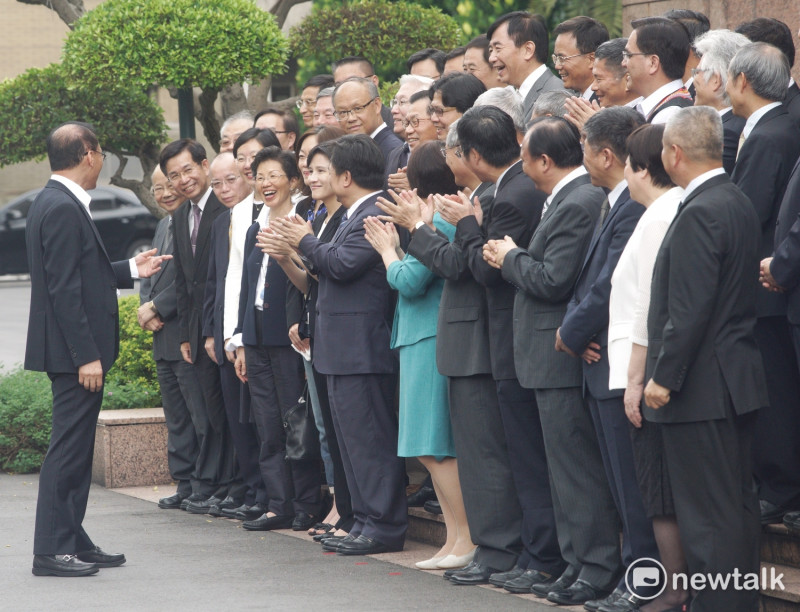 絕大部分的內閤閣員都留任，和行政院長林全拍畢業紀念照時，心情寫在臉上。   圖：常日豪/攝