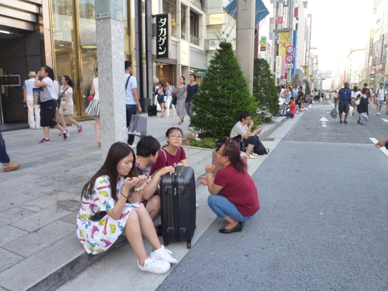 中國人不分男女老幼席地而坐。   圖：劉黎兒/攝