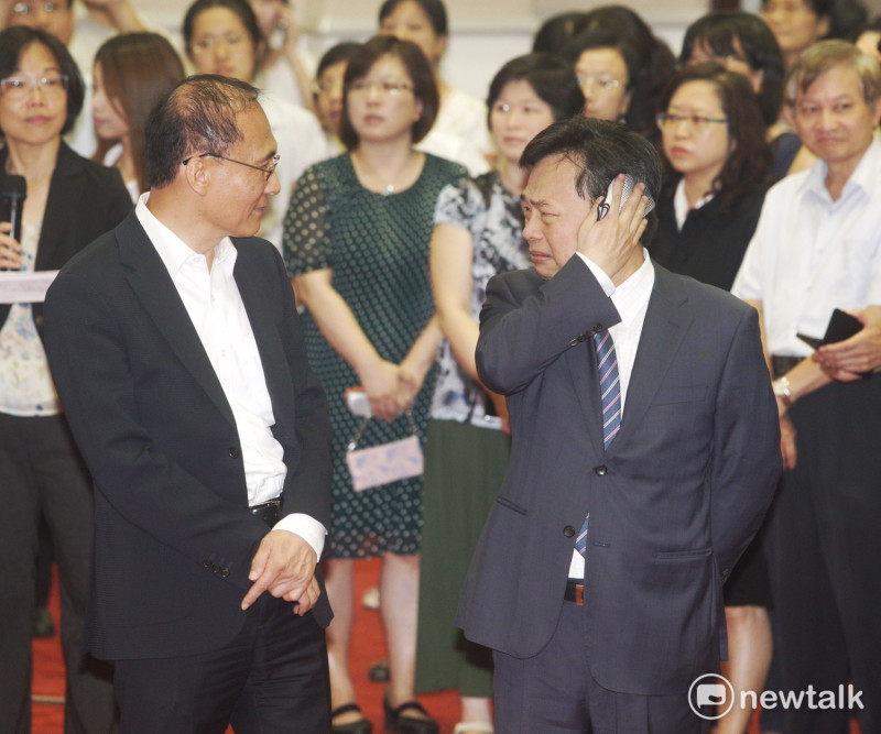 行政院副院長林錫耀（右）7日隨著林全內閣總辭，將出任新境界文教基金會副董事長。   圖：常日豪/攝