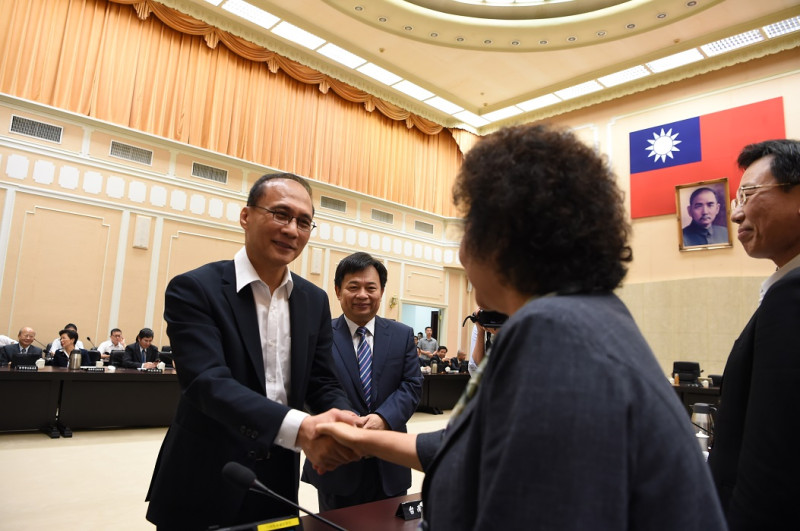 林全今（7）天在院會中和高雄市長陳菊握手致意。   圖：行政院/提供