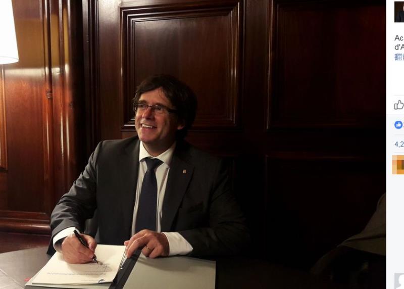 加泰隆尼亞自治區主席普伊格蒙特7日和其他閣員共同簽署10月1日舉辦獨立公投的命令。   圖：翻攝Carlos Puigdemont臉書