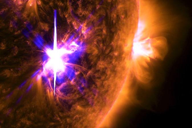 今（8）日地球將迎來12年來最強的太陽風暴（solor flare，閃焰、太陽耀斑），這兩天恐會受到其影響，造成大規模中斷通信，甚至損壞衛星及地球地上電網。   圖：翻攝自NASA