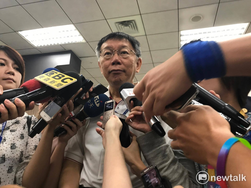 台北市長柯文哲今（8）日上午從松山機場出發至澎湖勞軍。   圖：周煊惠 / 攝