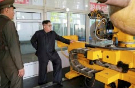 北韓主動公佈的８月２３日金正恩參訪北韓的國防科學院化學材料研究所的３１張照片裡，一張站在可以製作碳纖維的數值控制(CNC)工具機前，日本軍事專家都指這台黃色的碳纖維工具機是從台灣來的。
   圖：翻攝自網路