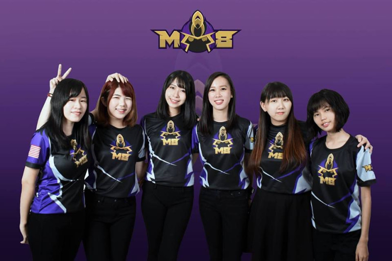 馬來西亞領先全球出現了第一支《鬥陣特攻》全女子戰隊，由左至右分別為 Chloel4、Mimosa、Ristelle (隊長)、Vause、Cyndy、Hiyoteru。
   圖：翻攝自M8 Gaming臉書