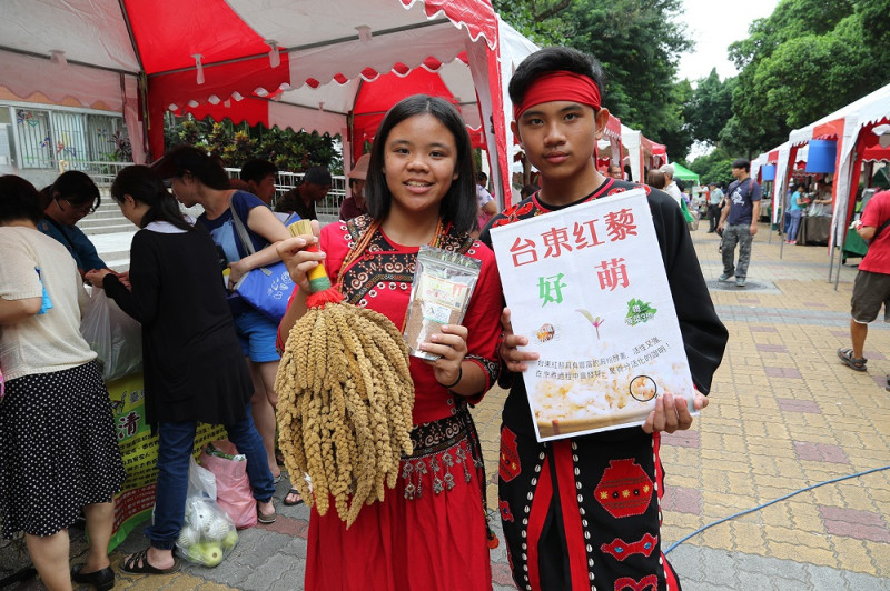 台東農友回娘家歡慶市集十週年。   圖：中興大學提供