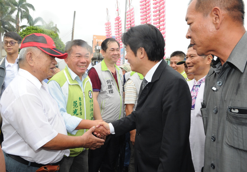 新閣揆賴清德來到新竹受到民眾熱烈歡迎，他也一一握手微笑向民眾致意。   圖：行政院/提供