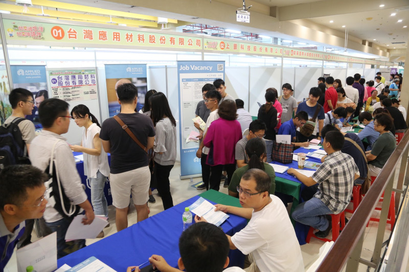 求職或轉職需求民眾踴躍參與就業博覽會。   圖：台南縣政府/提供
