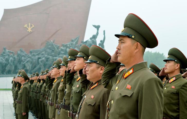太陽風暴可能破壞北韓在69周年國慶日的任何試射飛彈計畫，圖為北韓士兵在平壤萬壽臺致敬。   圖：達志影像／路透社