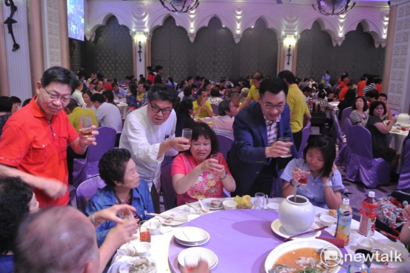 台中市總工會70周年感恩餐會，江啟臣（右一站立者）在國民黨兩位議員陪同下逐桌敬酒，與民眾搏感情。   圖：唐復年/攝