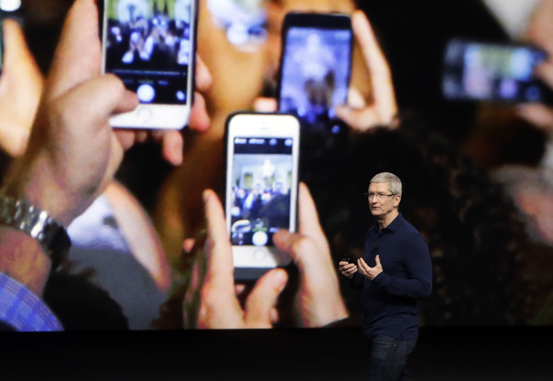 圖為去年九月，蘋果公司執行長賈伯斯在舊金山發表當時最新蘋果手機iPhone7。（資料照片）   圖：達志影像/美聯社