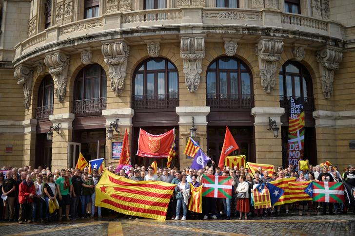 9月11日是加泰隆尼亞「民族日」（Diada），紀念1714年西班牙攻陷巴塞隆納，活躍人士經常用這一天來表達加泰隆尼亞獨立訴求。圖為支持獨立公投的民眾，高舉旗幟表達訴求。   圖：達志影像／路透社