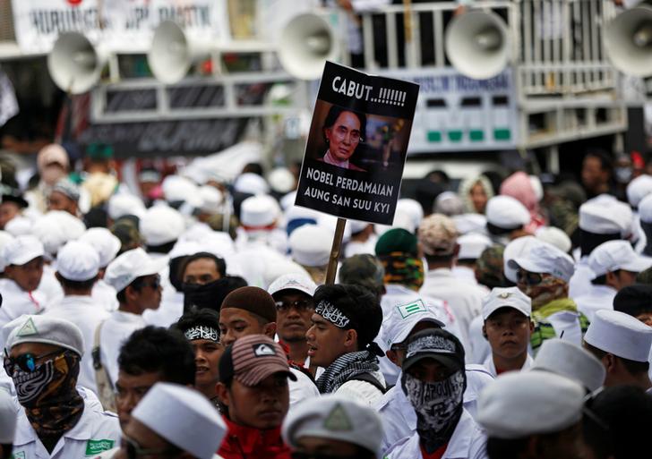 位於雅加達的緬甸駐印尼大使館前，一群伊斯蘭團體日前抗議緬甸領導人翁山蘇姬，指其放任軍隊迫害洛興雅少數民族。   圖：達志影像／路透社