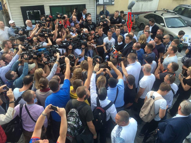 行事備受爭議的喬治亞前總統、烏克蘭奧德薩州前州長薩卡希維利（箭頭處），在逾百名支持者的簇擁下，成功進入烏克蘭境內。   圖：翻攝薩卡希維利臉書