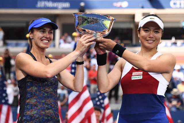 台灣網球女將詹詠然（左）與瑞士女將辛吉絲（右）在美國網球公開賽女子雙打決賽，以6比3、6比2直落二成功奪冠。   圖：取自美網公開賽網站 (http://www.usopen.org/)