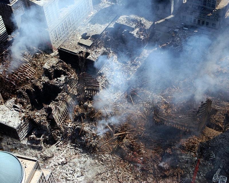 001年9月11日這天，紐約發生震驚全球的世界貿易中心攻擊案。圖為世貿中心崩塌後成廢墟。   圖 : 取自維基百科，版權屬公有領域