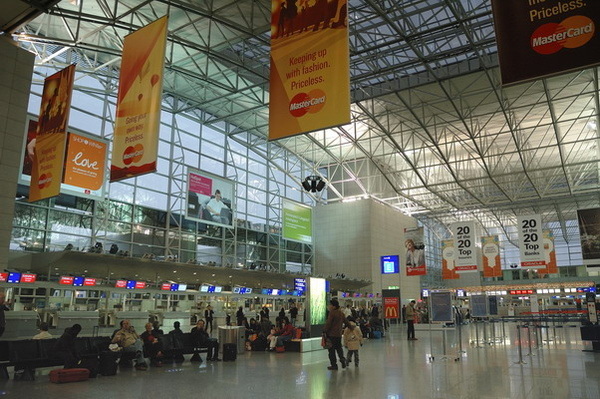 德國媒體報導，法蘭克福機場傳出不明氣體攻擊事件，有6名乘客不適，幸而無人情況嚴重。警方正在調查之中，還不清楚攻擊者是否被捕。   圖 : 翻攝自Pixnet