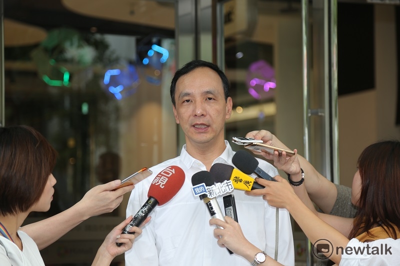 新北市長朱立倫表示，中央氣象局的預報是放颱風最重要的參考，但不能說是唯一的參考。   圖：王峻昌/攝