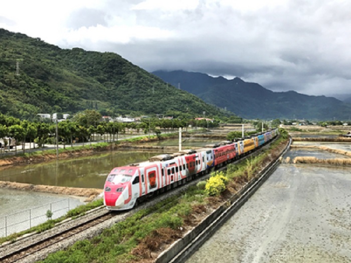 台鐵彩繪列車，是美麗的移動風景，常吸引許多軌道迷追火車拍照。
   圖：台鐵提供