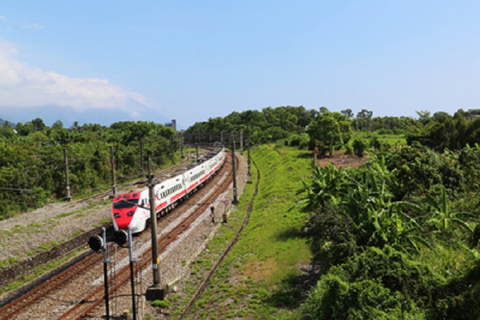 台鐵各式列車行駛在花東的山邊、田間，成為美麗的移動風景，常吸引許多鐵道迷追火車拍照。
   圖：中央社