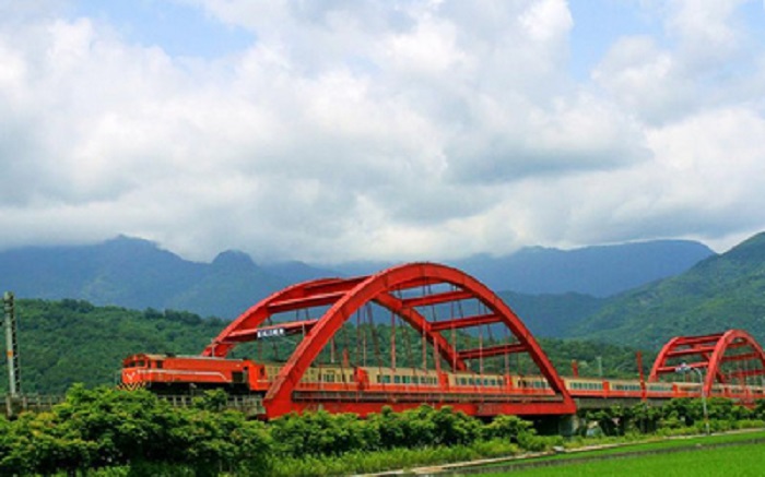 花蓮玉里鎮客城虹橋就是鐵道迷捕捉的經典畫面之一。   圖：中央社