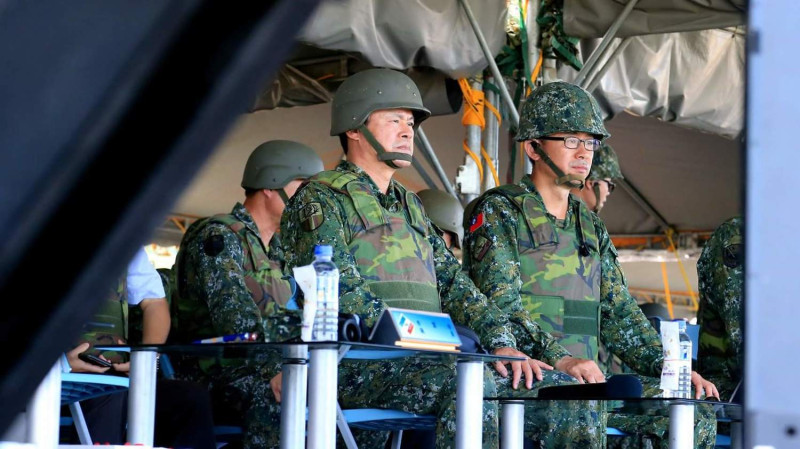 國軍第四作戰區今日於屏東滿豐陣地實施「106年度重砲射擊訓練」，由陸軍副司令黃國明中將主持。   圖：軍聞社/提供